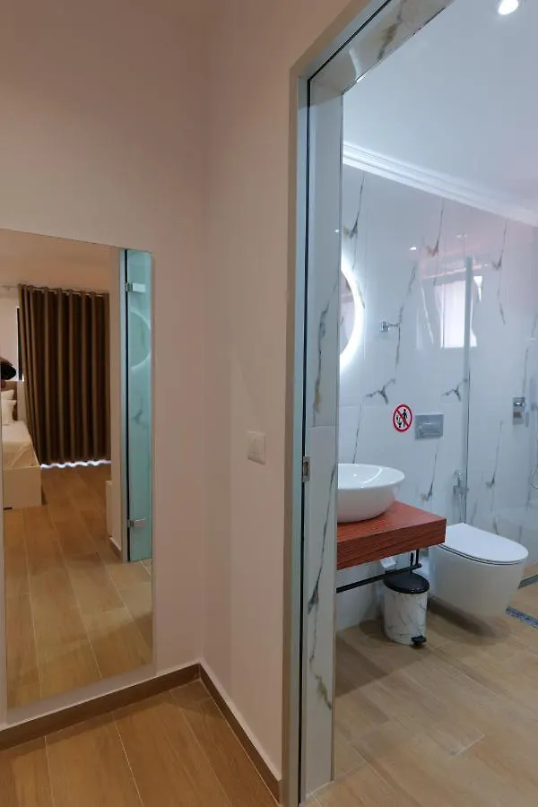 Adora'S View Hotel Саранда